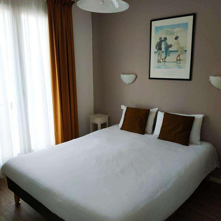 Brit Hotel Hermitage Роаян Стая снимка