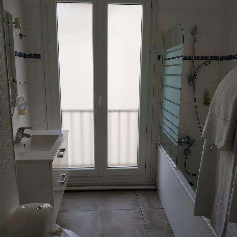 Brit Hotel Hermitage Роаян Стая снимка