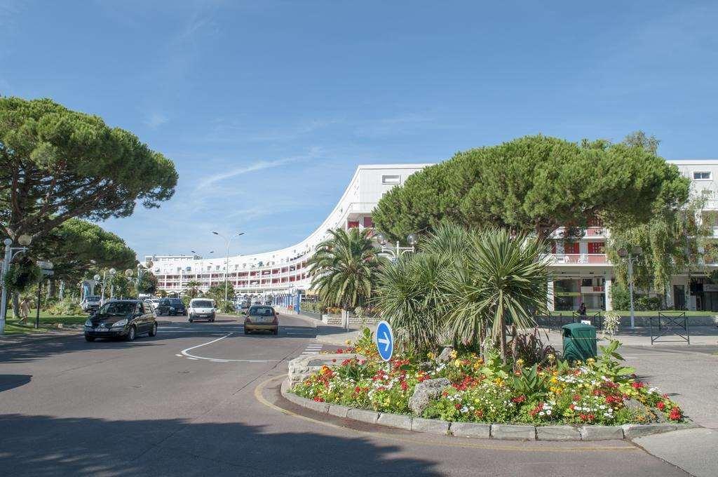 Brit Hotel Hermitage Роаян Екстериор снимка