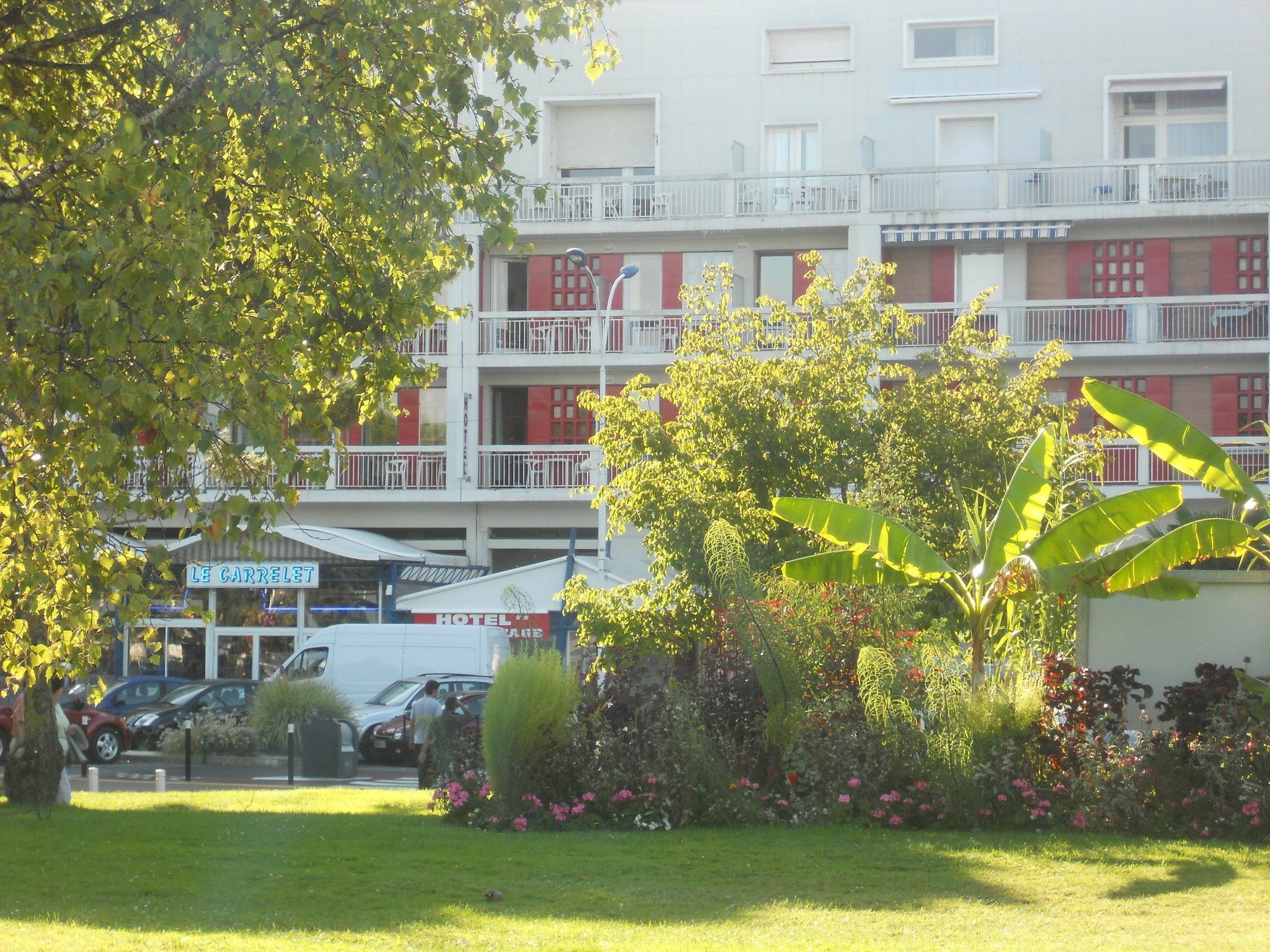 Brit Hotel Hermitage Роаян Екстериор снимка
